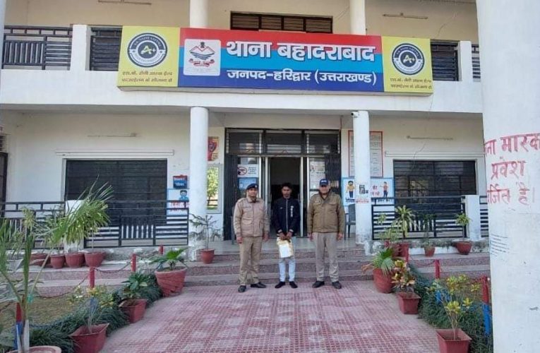 बहादराबाद पुलिस ने एक युवक को किया कच्ची शराब के साथ गिरफ्तार, पांच लीटर कच्ची शराब बरामद