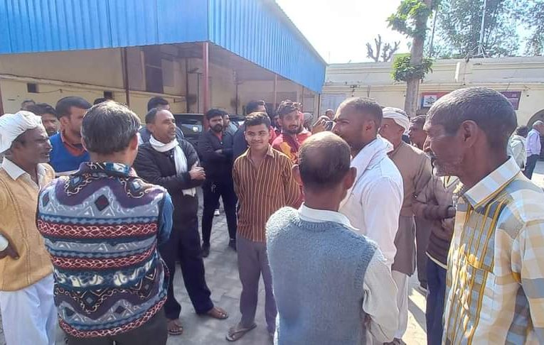 ग्राम प्रधान के समर्थकों ने किया भगवानपुर थाने का घेराव, कहा पेड़ काटने के आरोप गलत, कुछ लोग कर रहे गलत शिकायत