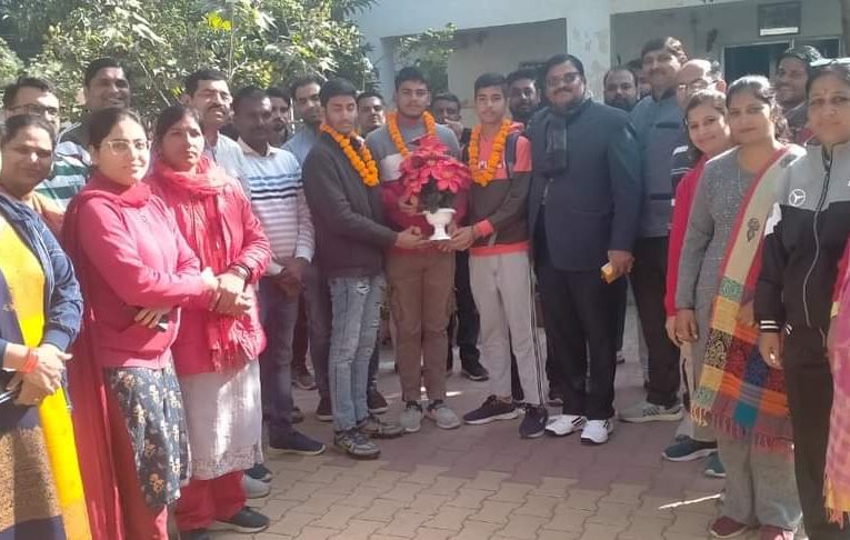 कैन्ट बोर्ड स्कूल के तीन छात्र बने बाल विधायक, प्रधानाचार्य नरेन्द्र कुमार माला पहनाकर किया सम्मानित