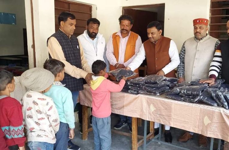 मेयर गौरव गोयल ने राजकीय प्राथमिक विद्यालय के बच्चों को वितरित किए गर्म कपड़े,कहा निस्वार्थ भाव से की गई सेवा ही सर्वश्रेष्ठ