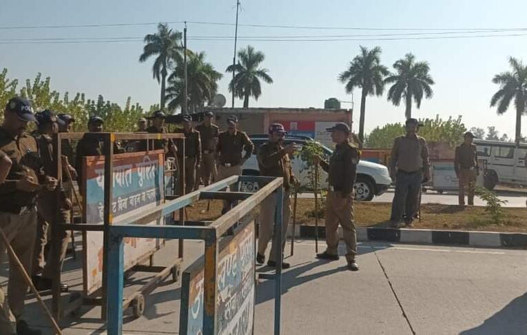 भारतीय किसान यूनियन के कार्यकर्ताओं को बैरिकेडिंग लगाकर रोका