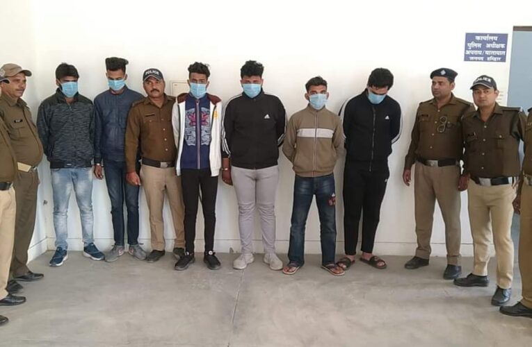 सोशल मीडिया पर असलहों की नुमाइश, छ गिरफ्तार, पांच देसी तमंचे, जिंदा कारतूस और एक लाइसेंसी असलहा बरामद