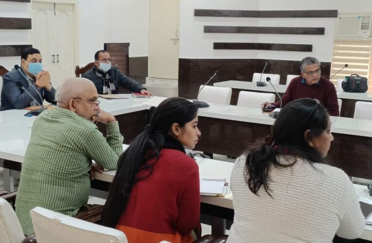 टीकाकरण का लक्ष्य प्राप्त न करने वालों को प्रतिकूल प्रविष्टि दी जाएगी: डीएम विनय शंकर पांडेय