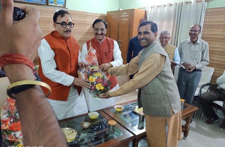 सरस्वती विद्या मंदिर इंटर कॉलेज सेक्टर 2 भेल में किया गया केंद्रीय मंत्री डॉ महेंद्र नाथ पांडे का स्वागत
