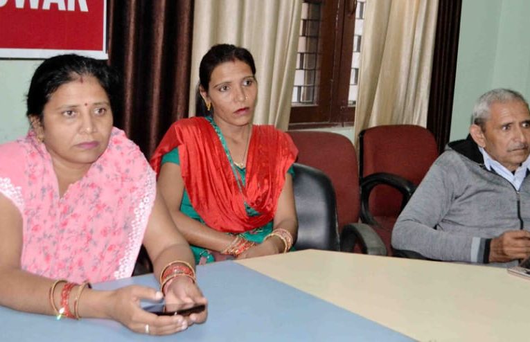 महिला ने की पति पर लगाए गए आरोपों की निष्पक्ष जांच की मांग, बोलीं – आरोप लगाने वाली युवती उसके पति की फर्म में हिस्सेदारी की कर रही थी मांग