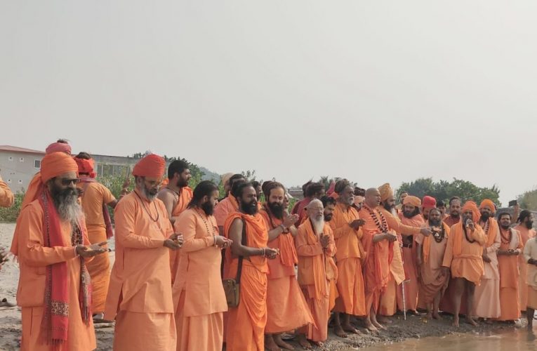 गुजरात हादसे में जान गंवाने वालों को संतों ने दी श्रद्धांजलि