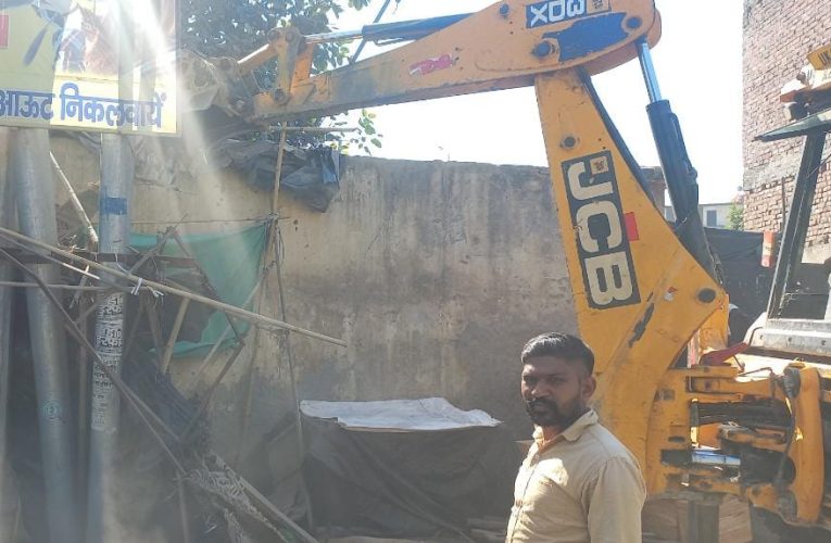 भगवानपुर में अतिक्रमण पर चली नगर पंचायत की जेसीबी, कार्रवाई के दौरान अतिक्रमण करने वालों में मचा रहा हड़कंप