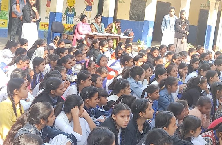 आदर्श राजकीय कन्या इंटर काॅलेज में सड़क सुरक्षा जागरूकता कार्यक्रम का आयोजन, छात्राओं को दी गई सड़क सुरक्षा के नियमों की जानकारी