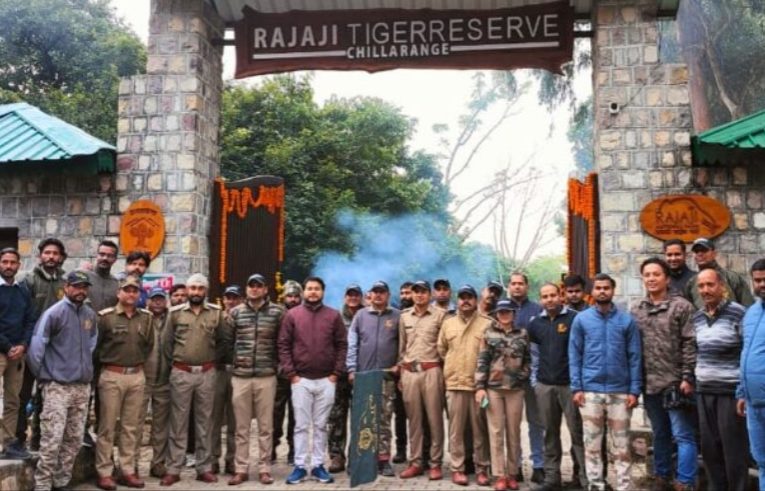 पर्यटकों के लिए खुला चीला पार्क, पार्क उपनिदेशक कहकशां नसीम ने सात पर्यटक वाहनों को हरी झंडी दिखाकर सफारी के लिए भेजा
