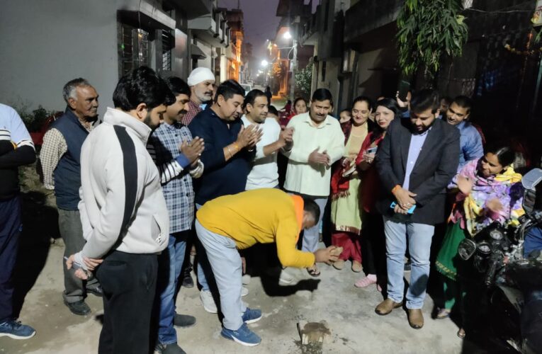क्षेत्र के चहुंमुखी विकास के लिए लगातार प्रतिबद्ध: राजीव शर्मा, नगर पालिका शिवालिक नगर के सुभाष नगर में कई सड़कों का कार्य शुरू