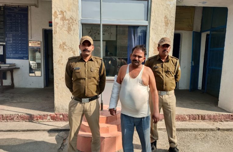 खेत में फायरिंग के मामले में मुख्य आरोपी गिरफ्तार, दो फरार, एक देसी तमंचा और दो कारतूस बरामद