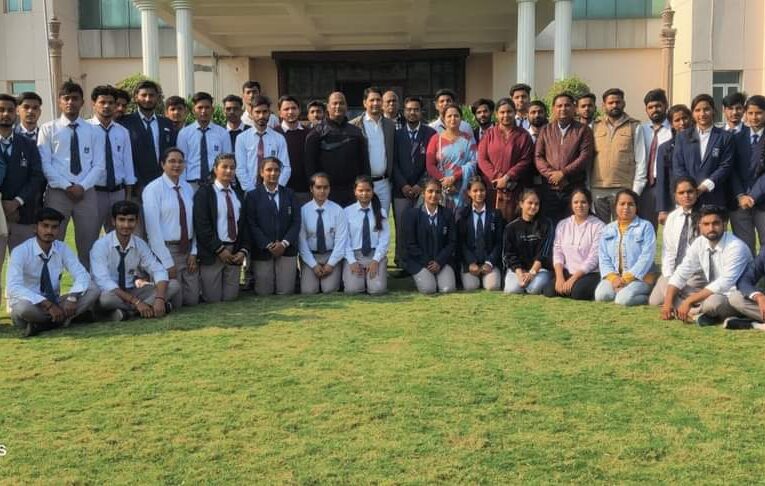 आई.एम.एस. रूड़की के छात्रों का औद्योगिक भ्रमण ,प्रोडक्ट एवं कम्पनी के विभिन्न विभागों के काम की दी गई जानकारी