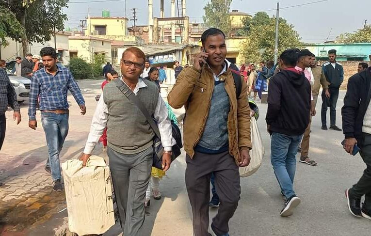 चुनाव के लिए पोलिंग पार्टियां रवाना, 20 गांव में ग्राम पंचायत सदस्यों के 28 बूथों पर होगा चुनाव