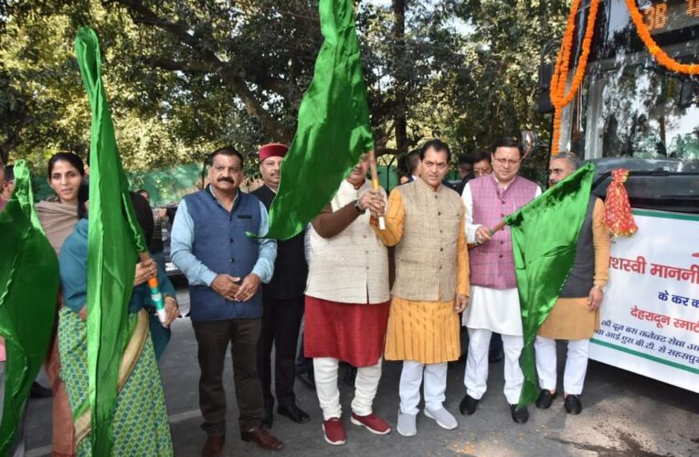 सीएम पुष्कर सिंह धामी ने किया 10 इलैक्ट्रिक बसों का शुभारंभ, कहा इलेक्ट्रिक बस के संचालन का मुख्य उद्देश्य पब्लिक ट्रांसपोर्ट को बढ़ावा देना