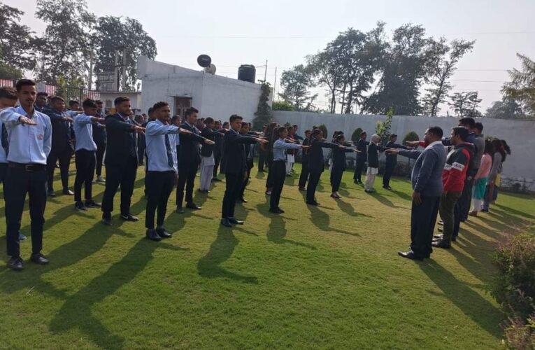 ट्रैफिक नियमों के पालन से रोकी जा सकती है सड़क दुर्घटनाएं: डॉ राघवेंद्र चौहान