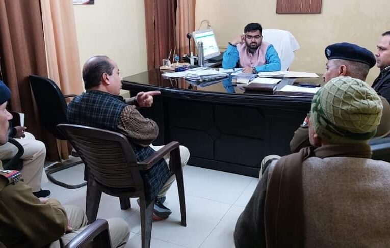 एसडीएम आशीष कुमार मिश्रा ने ली अधिकारियों की बैठक, तहसील गेट के पास अतिक्रमण हटाने के दिए निर्देश