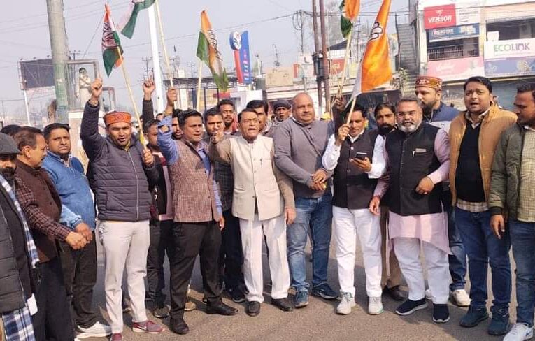 भाजपा सरकार में बढ़ती महंगाई से जनता त्रस्त, रुड़की में कांग्रेसियों ने बिजली के दाम बढ़ाए जाने पर किया प्रदर्शन