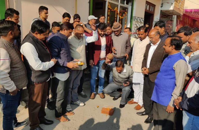 शिवालिक नगर क्षेत्र का विकास और तेजी से होगा: राजीव शर्मा, नवोदय नगर वार्ड नंबर-13 के शेखर एन्क्लेव में सड़क व नाली निर्माण कार्य प्रारंभ