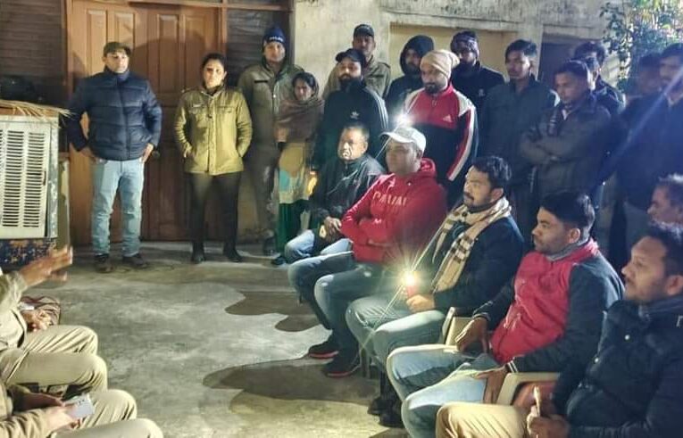 चौपाल में कनखल थानाध्यक्ष ने नशाखोरी के प्रति लोगों को किया जागरूक, थानाध्यक्ष मुकेश सिंह चौहान ने समस्याओं को सुना और मौके पर किया निस्तारण