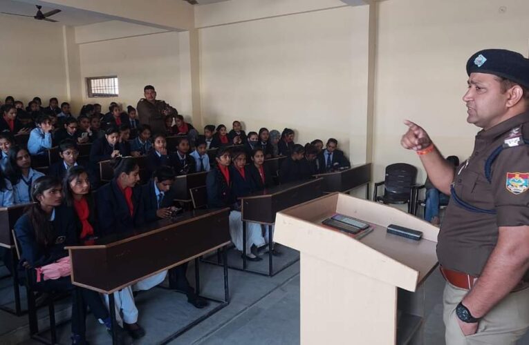महिलाओं को मिला गौरा शक्ति एप का सुरक्षा कवच: थानाध्यक्ष बहादराबाद, राजकमल कॉलेज की छात्राओं को गौरा शक्ति एप के बारे में जागरूक किया