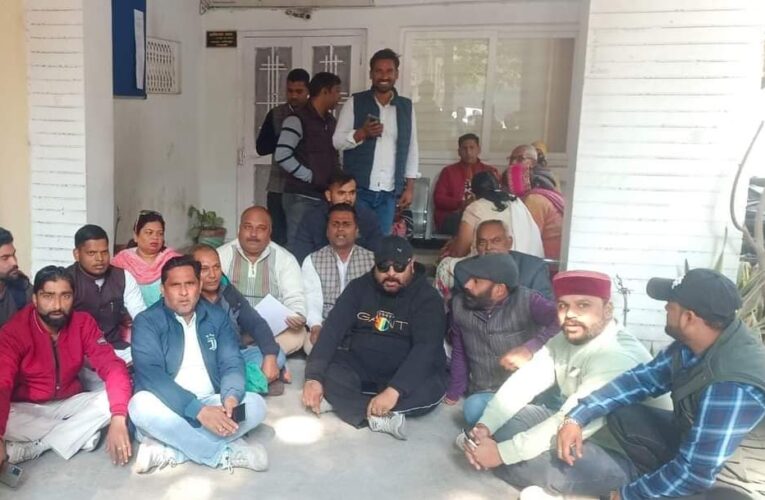 कांग्रेसियों ने शहर की विभिन्न मांगों को लेकर दिया धरना, कहा – सरकार नियम व कानून की आड़ लेकर जनता का उत्पीड़न करने को उतारू