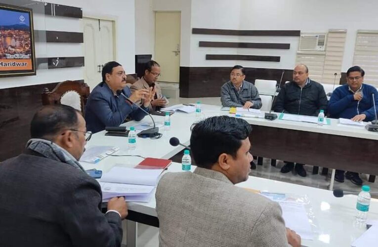 कैण्टीनों आदि में-अच्छी गुणवत्ता एवं ताजी सामग्री का प्रयोग हो: डीएम