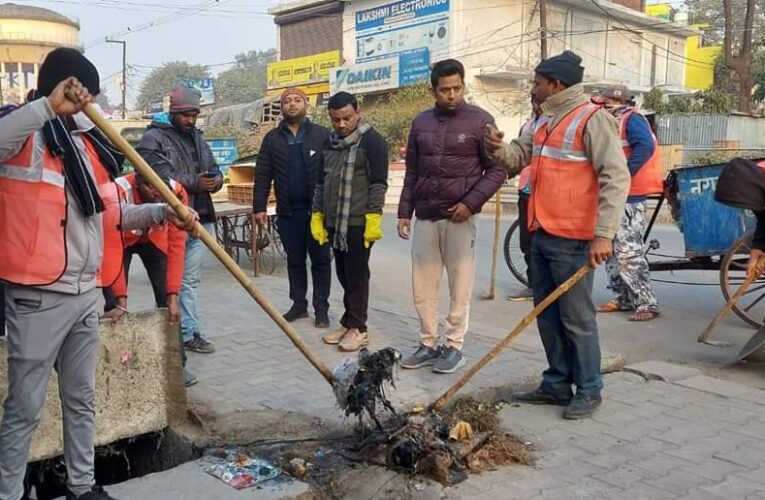 मेयर गौरव गोयल ने किया स्वच्छता अभियान का निरीक्षण, स्वयं लगाई झाडू, बोले- निगम को नंबर वन लाने के लिए सभी का सहयोग जरूरी