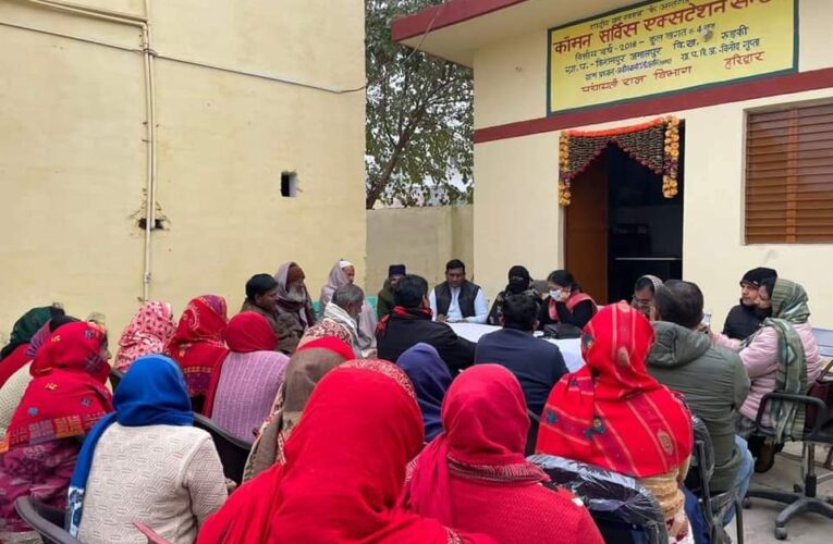 पंचायत प्रतिनिधियों ने कंपनियों का दूषित पानी खुले में बहने पर चिंता जताई, सुराज दिवस के उपलक्ष्य में ग्राम पंचायत किशनपुर जमालपुर में चौपाल का आयोजन