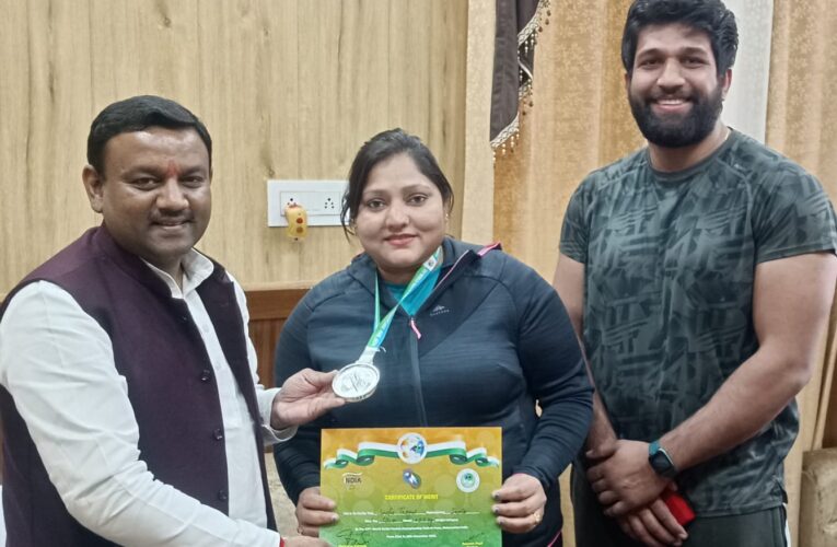 महाराष्ट्र में हुई सीनियर वर्ल्ड कुराश चैंपियनशिप में सिल्वर पदक प्राप्त कर लौटी स्नेहा का सम्मान