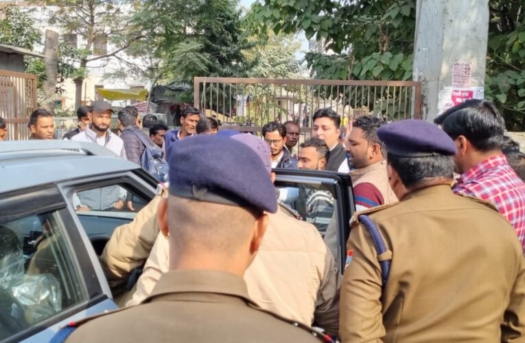 भगवानपुर: वाहन अंदर न जाने को लेकर अधिवक्ता और पुलिस की नोकझोंक, कार सीज