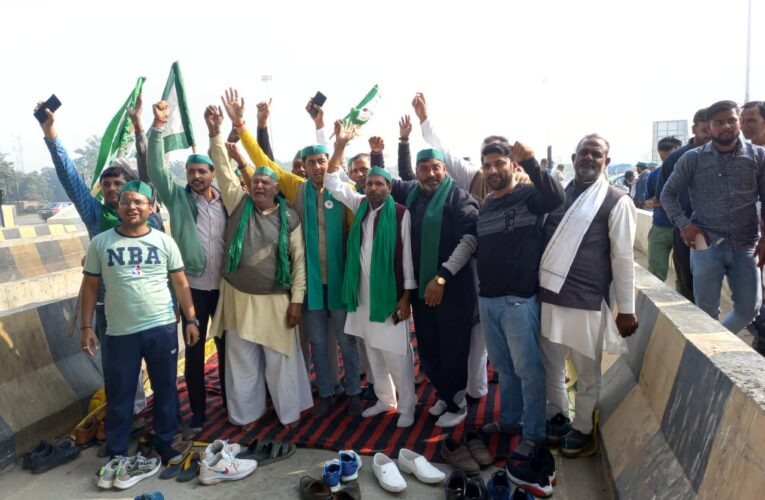 भाकियू टिकैत गुट ने टोल प्लाजा पर किया धरना-प्रदर्शन, कहा टोल प्लाजा कर्मियों की नहीं चलेगी तानाशाही