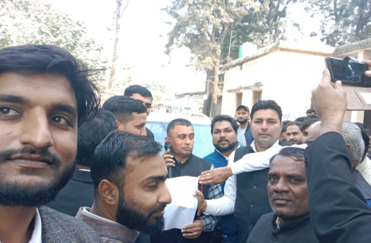 पुलिस ने अधिवक्ताओं को सुपुर्द की गाड़ी, धरना समाप्त कर काम पर वापस लौटे वकील