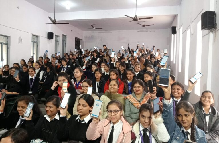 एक बटन दबाते ही आपकी सहायता के लिए पहुंच जाएगी पुलिस, महाविद्यालय में छात्राओं को दी गई गौरा शक्ति ऐप के बारे में जानकारी