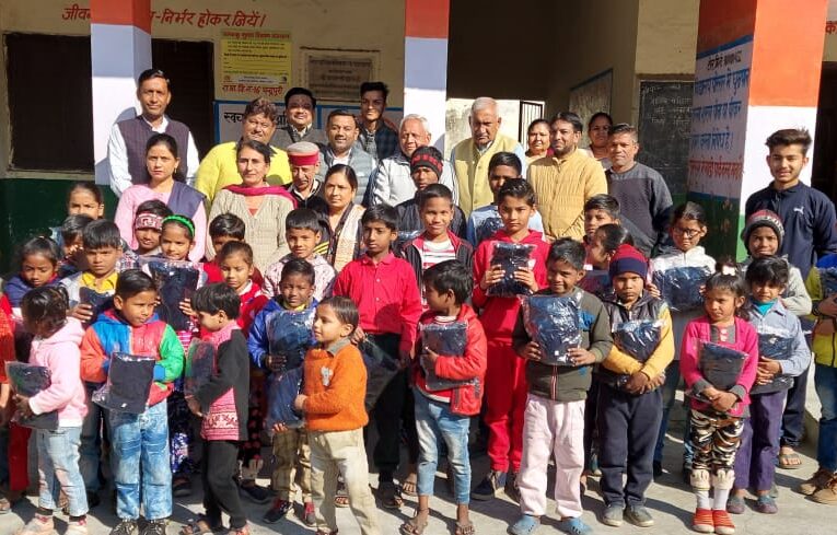 मेयर गौरव गोयल ने राजकीय प्राथमिक विद्यालय चंद्रपुरी में बच्चों को वितरित किए गर्म कपड़े