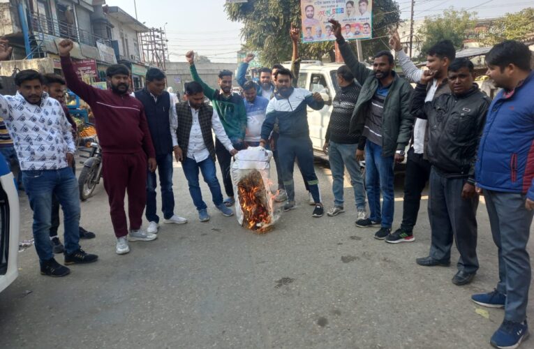 भाजपाइयों ने फूंका पाकिस्तान के विदेश मंत्री का पुतला, लगाए पाकिस्तान मुर्दाबाद के नारे