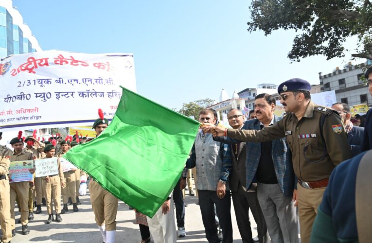 नशे के खिलाफ पुलिस प्रशासन ने निकाली जागरूकता रैली, डीएम-एसएसपी ने रैली को हरी झंडी दिखाकर किया रवाना