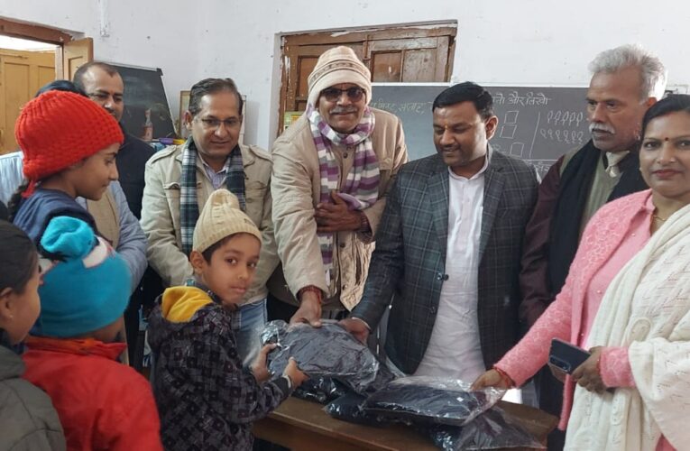 मेयर गौरव गोयल ने राजकीय प्राथमिक विद्यालय आईआईटी के सभी बच्चों को वितरित की जर्सियां