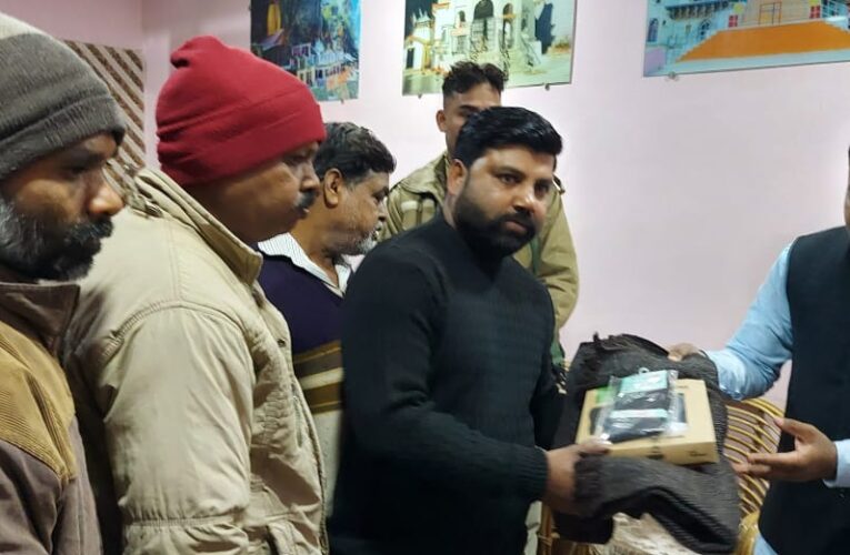 मेयर गौरव गोयल ने निगम सफाई कर्मियों को वितरित किए कंबल व अन्य सामग्री