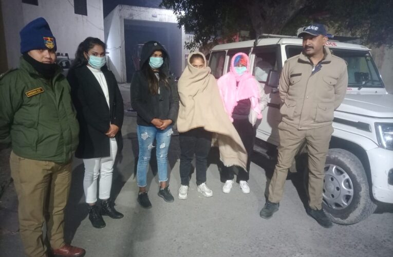 रुड़की में सोशल मीडिया पर कमेंट को लेकर सड़क पर हुई थी मारपीट, पुलिस ने डांसर समेत चार युवतियों को पकड़ा, की कार्रवाई