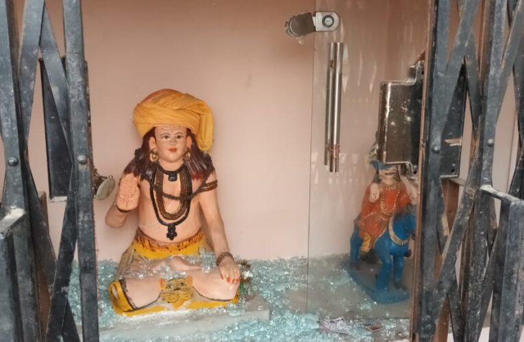 करौंदी गांव में चोरों ने दानपात्र चोरी कर धार्मिक स्थल में की तोड़फोड़, सीसीटीवी कैमरों को खंगाले में जुटी पुलिस