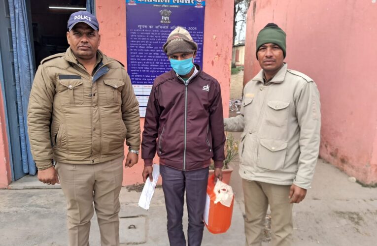 लक्सर पुलिस ने कच्ची शराब के साथ दबोचा हिस्ट्रीशीटर, अवैध चाकू भी बरामद