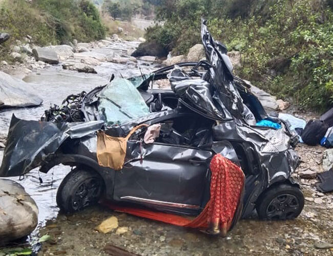 उत्तराखंड: खाई में गिरा दुल्‍हन लेकर लौट रही बरात का वाहन, दूल्हे के पिता सहित 4 की मौत