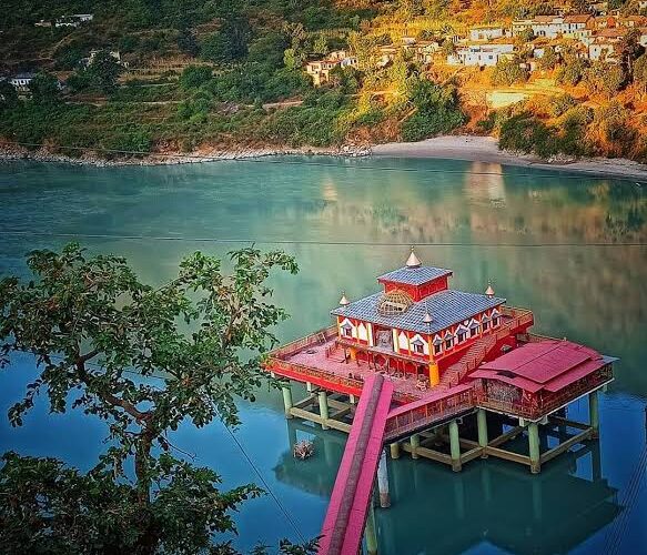 एक ऐसा रहस्यमय मंदिर, जहां माता की मूर्ति दिन में तीन बार बदलती है अपना रूप, उत्तराखंड के श्रीनगर से करीब 14 किलोमीटर की दूरी पर स्थित है धारी देवी मंदिर