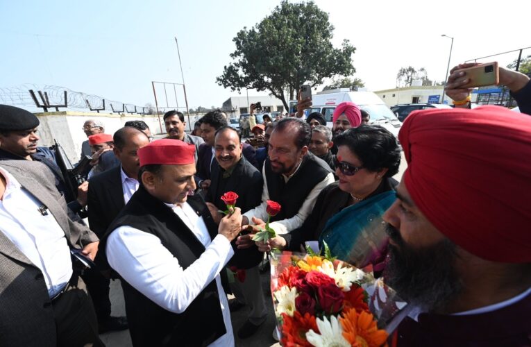 उत्तराखंड पहुंचे सपा के राष्ट्रीय अध्यक्ष अखिलेश यादव, बोले- सपा की मजबूती के लिए करेंगे संगठन की बैठक