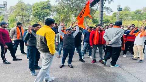 पठान फिल्म के विरोध पर बजरंग दल के कई नेता गिरफ्तार, सिडकुल के सिनेमा हॉल में पहुंचे थे बजरंग दल के कार्यकर्ता