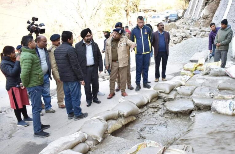 मुख्य सचिव ने किया जोशीमठ के प्रभावित क्षेत्र का स्थलीय निरीक्षण