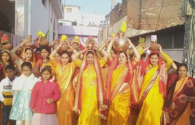 गंगा एन्क्लेव में मंदिर स्थापना दिवस पर हवन और कलश यात्रा