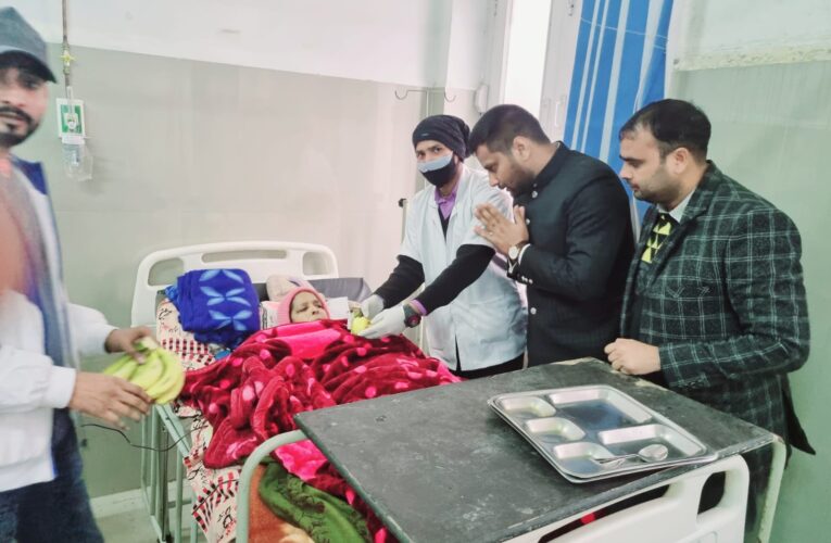 समाजसेवी डॉ.अमन गुप्ता ने जिला अस्पताल में मरीजों को वितरित किए फल, बांटे कंबल