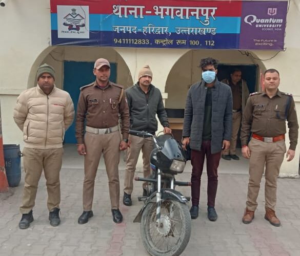पुलिस ने चेकिंग में चोरी की बाइक के साथ युवक को किया गिरफ्तार