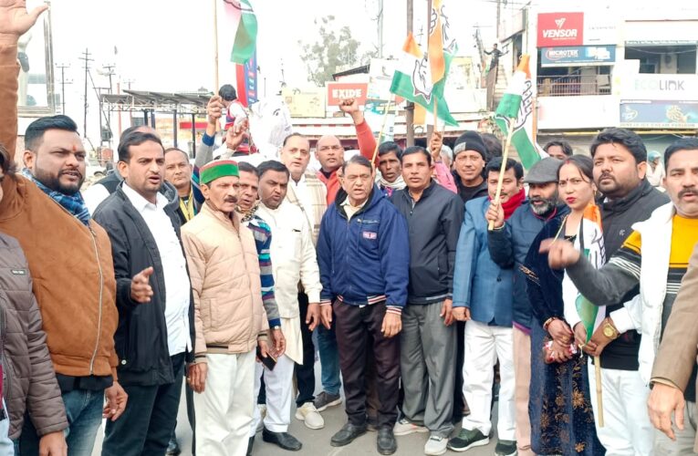 कांग्रेसियों ने पटवारी का पेपर लीक मामले में सरकार के खिलाफ प्रदर्शन किया, कहा- युवाओं के भविष्य के साथ खिलवाड़ कर रही भाजपा सरकार